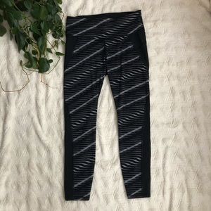 Athleta Black Printed 7/8 Athletic Leggings